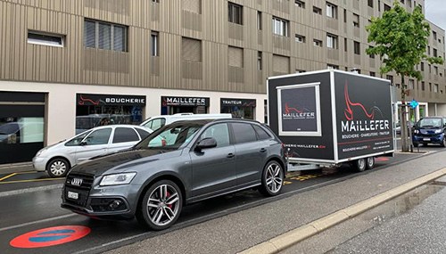 La remorque Maillefer Mobile devant la Boucherie Maillefer