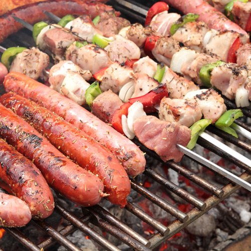 Grillades mixtes : brochettes et saucisses